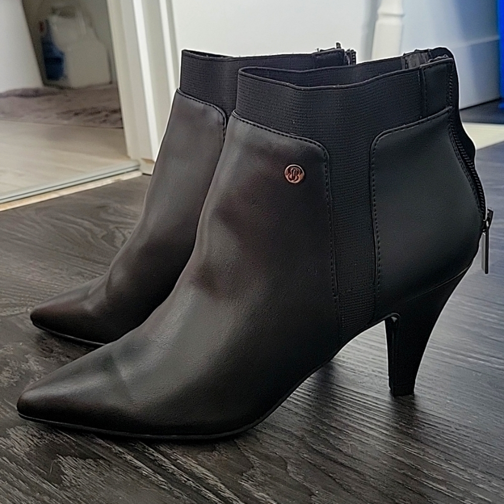 Bandolino women's size 7 black boots.